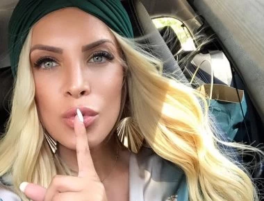 Η Κατερίνα Καινούργιου ποζάρει με ολόσωμο μαγιό ξαπλωμένη στην πισίνα (φώτο)